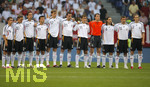 Fussball EM-Qualifikation, Deutschland - Slowakei in Hamburg, 06.06.2007,  Die deutschen Nationalspieler liegen sich in den Armen. v.l. Philipp LAHM, Clemens FRITZ, Kevin KURANYI, Bernd SCHNEIDER, Per MERTESACKER, Christoph METZELDER, Miroslav KLOSE, Torwart Jens LEHMANN, Torsten FRINGS, Thomas HITZLSPERGER und Marcell JANSEN.