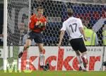 Fussball EM-Qualifikation, Deutschland - Slowakei in Hamburg, 06.06.2007,   Torwart Jens LEHMANN (li, GER) hat den Ball sicher.