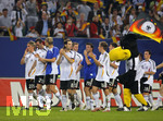 Fussball EM-Qualifikation, Deutschland - Slowakei in Hamburg, 06.06.2007,  Die deutschen Spieler lassen sich nach dem Spiel feiern. Maskottchen Paule (re) schwingt die Fahne. 