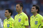 Fussball EM-Qualifikation, Deutschland - Slowakei in Hamburg, 06.06.2007,   Schiedsrichter Olegario Manuel Bartolo Faustino Benquerenca (mitte, POR) singt eine Hymne mit.