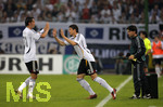 Fussball EM-Qualifikation, Deutschland - Slowakei in Hamburg, 06.06.2007,   Mario GOMEZ (re) wird für Kevin KURANYI (li, beide GER) eingewechselt.