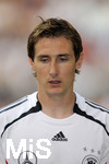 Fussball EM-Qualifikation, Deutschland - Slowakei in Hamburg, 06.06.2007,    Miroslav KLOSE (GER) ist nachdenklich vor dem Spiel.