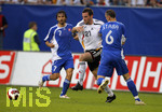 Fussball EM-Qualifikation, Deutschland - Slowakei in Hamburg, 06.06.2007,   Christoph METZELDER (2.v.re, GER) bricht durch zwei Slowaken durch.