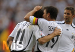 Fussball EM-Qualifikation, Deutschland - Slowakei in Hamburg, 06.06.2007,   Bernd SCHNEIDER (re) umarmt Miroslav KLOSE (li, GER9.