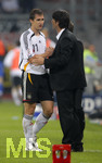 Fussball EM-Qualifikation, Deutschland - Slowakei in Hamburg, 06.06.2007,   Bundestrainer Joachim LÖW (re) shakehands mit Miroslav KLOSE (li, beide GER).