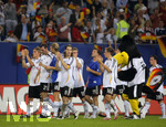 Fussball EM-Qualifikation, Deutschland - Slowakei in Hamburg, 06.06.2007,  Die deutschen Spieler lassen sich nach dem Spiel feiern. Maskottchen Paule (re) schwingt die Fahne. 