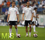 Fussball EM-Qualifikation, Deutschland - Slowakei in Hamburg, 06.06.2007,   Miroslav KLOSE (li) und Kevin KURANYI (re, GER) warten.