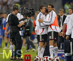 Fussball EM-Qualifikation, Deutschland - Slowakei in Hamburg, 06.06.2007,   Miroslav KLOSE (li) und Manuel FRIEDRICH (re, GER).
