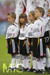 Fussball EM-Qualifikation, Deutschland - Slowakei in Hamburg, 06.06.2007,   Die Jungs und Mädchen der MC-Donalds Kindereskorte stehen vor den Spielern bei der Hymne.