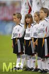 Fussball EM-Qualifikation, Deutschland - Slowakei in Hamburg, 06.06.2007,   Die Jungs und Mädchen der MC-Donalds Kindereskorte stehen vor den Spielern bei der Hymne.