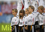 Fussball EM-Qualifikation, Deutschland - Slowakei in Hamburg, 06.06.2007,   Die Jungs und Mädchen der MC-Donalds Kindereskorte stehen vor den Spielern bei der Hymne.