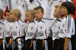 Fussball EM-Qualifikation, Deutschland - Slowakei in Hamburg, 06.06.2007,   Die Jungs und Mädchen der MC-Donalds Kindereskorte stehen vor den Spielern.