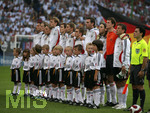 Fussball EM-Qualifikation, Deutschland - Slowakei in Hamburg, 06.06.2007, die deutschen Nationalspieler in einer Reihe. v.l. Kevin KURANYI, Marcell JANSEN, Clemens FRITZ, Per MERTESACKER, Miroslav KLOSE, Thomas HITZLSPERGER, Philipp LAHM, Christoph METZELDER und Tosten FRINGS, Torwart Jens LEHMANN und Kapitän Bernd SCHNEIDER.