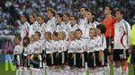 Fussball EM-Qualifikation, Deutschland - Slowakei in Hamburg, 06.06.2007, die deutschen Nationalspieler in einer Reihe. v.l. Kevin KURANYI, Marcell JANSEN, Clemens FRITZ, Per MERTESACKER, Miroslav KLOSE, Thomas HITZLSPERGER, Philipp LAHM, Christoph METZELDER und Tosten FRINGS, Torwart Jens LEHMANN und Kapitän Bernd SCHNEIDER.