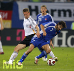 Fussball EM-Qualifikation, Deutschland - Slowakei in Hamburg, 06.06.2007,   Thomas HITZLSPERGER (li, GER) gegen Matej KRAJCIK (re, Slowakei).