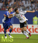 Fussball EM-Qualifikation, Deutschland - Slowakei in Hamburg, 06.06.2007,   Mario GOMEZ  (re, GER) gegen Martin SKRTEL (li, Slowakei). 