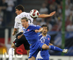 Fussball EM-Qualifikation, Deutschland - Slowakei in Hamburg, 06.06.2007,   Mario GOMEZ  (li, GER) gegen Jan DURICA (re, Slowakei). 