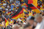 Fussball EM-Qualifikation, Deutschland - Slowakei in Hamburg, 06.06.2007,   Fans schwenken die Deutschland-Fahne.