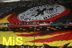Fussball EM-Qualifikation, Deutschland - Slowakei in Hamburg, 06.06.2007,   Fans ziehen die große Flagge mit dem DFB-Wappen auf.