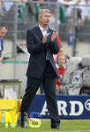 Fussball EM-Qualifikation, Deutschland - Slowakei in Hamburg, 06.06.2007,   Trainer Jan KOCIAN (Slowakei) feuert seine Mannschaft an.