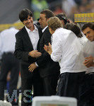 Fussball EM-Qualifikation, Deutschland - Slowakei in Hamburg, 06.06.2007,   Bundestrainer Joachim LÖW (li, GER) umarmt seinen Co-Trainer Hans FLICK (re, GER)nach dem Schlusspfiff.