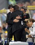 Fussball EM-Qualifikation, Deutschland - Slowakei in Hamburg, 06.06.2007,   Bundestrainer Joachim LÖW (li, GER) umarmt seinen Co-Trainer Hans FLICK (re, GER)nach dem Schlusspfiff.