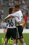 Fussball EM-Qualifikation, Deutschland - Slowakei in Hamburg, 06.06.2007,   Torjubel: Philipp LAHM (li) mit Torschütze Thomas HITZLSPERGER (re, GER).