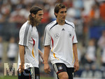 Fussball EM-Qualifikation, Deutschland - Slowakei in Hamburg, 06.06.2007,   Miroslav KLOSE (re) und Torsten FRINGS (li, GER) vor dem Spiel.