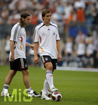 Fussball EM-Qualifikation, Deutschland - Slowakei in Hamburg, 06.06.2007,   Miroslav KLOSE (re) und Torsten FRINGS (li, GER) vor dem Spiel.