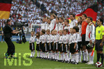Fussball EM-Qualifikation, Deutschland - Slowakei in Hamburg, 06.06.2007,   Aufstellung der deutschen Mannschaft zur Nationalhymne, beobachtet vom Kameramann mit der Steady-Cam.