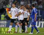 Fussball EM-Qualifikation, Deutschland - Slowakei in Hamburg, 06.06.2007,   Mario GOMEZ (li, GER), Thomas HITZLSPERGER und Philipp LAHM (v.li, GER) nach dem Spiel Glücklich. 