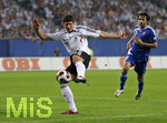Fussball EM-Qualifikation, Deutschland - Slowakei in Hamburg, 06.06.2007,   Mario GOMEZ (GER) zieht volley ab.
