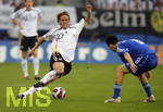 Fussball EM-Qualifikation, Deutschland - Slowakei in Hamburg, 06.06.2007,   Clemens FRITZ (li, GER) am Ball.