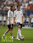 Fussball EM-Qualifikation, Deutschland - Slowakei in Hamburg, 06.06.2007,   Miroslav KLOSE (re) und Torsten FRINGS (li, GER) vor dem Spiel.