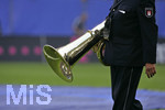 Fussball EM-Qualifikation, Deutschland - Slowakei in Hamburg, 06.06.2007,   Tuba-Bläser mit seinem Instrument.