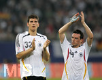 Fussball EM-Qualifikation, Deutschland - Slowakei in Hamburg, 06.06.2007,   Mario GOMEZ (li) und Piotr TROCHOWSKI (re, GER) bedanken sich bei den Fans.