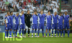 Fussball EM-Qualifikation, Deutschland - Slowakei in Hamburg, 06.06.2007,   Andenken an einen verstorbenen Spieler von Wacker Burghausen, die Slowakischen Spieler stehen zur Trauer zusammen.