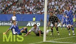 Fussball EM-Qualifikation, Deutschland - Slowakei in Hamburg, 06.06.2007,   Miroslav KLOSE (mitte, GER) erzielt hier das Tor zum 1:0. Jan DURICA (li) und TW Kamil CONTOFALSKY (re, Slowakei) sind Machtlos.   (Achtung Korrektur: Eigentor DURICA!!!)
