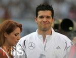 Fussball EM-Qualifikation, Deutschland - Slowakei in Hamburg, 06.06.2007,   Michael BALLACK (re, GER) beim Interview mit ARD Moderatorin Monica LIERHAUS (li).
