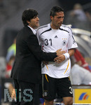Fussball EM-Qualifikation, Deutschland - Slowakei in Hamburg, 06.06.2007,   Bundestrainer Joachim LÖW (li, GER) wechselt seinen Stürmer Kevin KURANYI (re) aus.