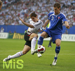 Fussball EM-Qualifikation, Deutschland - Slowakei in Hamburg, 06.06.2007,   Miroslav KLOSE (li, GER) gegen Martin SKRTEL (re, Slowakei).