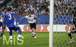Fussball EM-Qualifikation, Deutschland - Slowakei in Hamburg, 06.06.2007,   Thomas HITZLSPERGER (mitte, GER) erzielt hier das Tor zum 2:1. Jan DURICA (li) und TW Kamil CONTOFALSKY (re, Slowakei) sind Machtlos.  