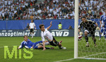 Fussball EM-Qualifikation, Deutschland - Slowakei in Hamburg, 06.06.2007,   Miroslav KLOSE (mitte, GER) erzielt hier das Tor zum 1:0. Jan DURICA (li) und TW Kamil CONTOFALSKY (re, Slowakei) sind Machtlos.   (Achtung Korrektur: Eigentor DURICA!!!)