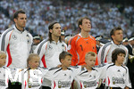 Fussball EM-Qualifikation, Deutschland - Slowakei in Hamburg, 06.06.2007,   Nationalhymne, v.li: Christoph METZELDER, Torsten FRINGS, Torwart Jens LEHMANN und Bernd SCHNEIDER (GER) .