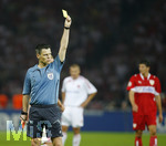 Fussball DFB-Pokal-Finale in Berlin, 26.05.2007,  VfB Stuttgart - 1.FC Nürnberg,  Der Schiedsrichter der Partie Michael WEINER zeigt die Gelbe Karte,