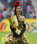 Fussball DFB-Pokal-Finale in Berlin, 26.05.2007,  VfB Stuttgart - 1.FC Nürnberg, Der DFB Pokal wird vor dem Spiel ueber den Platz getragen,