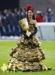 Fussball DFB-Pokal-Finale in Berlin, 26.05.2007,  VfB Stuttgart - 1.FC Nürnberg, Der DFB Pokal wird vor dem Spiel ueber den Platz getragen,