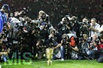 Fussball DFB-Pokal-Finale in Berlin, 26.05.2007,  VfB Stuttgart - 1.FC Nürnberg, Der DFB Pokal im Mittelpunkt des Interesses der Fotografen,