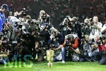 Fussball DFB-Pokal-Finale in Berlin, 26.05.2007,  VfB Stuttgart - 1.FC Nürnberg, Der DFB Pokal im Mittelpunkt des Interesses der Fotografen,