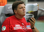 Fussball DFB-Pokal-Finale in Berlin, 26.05.2007,  VfB Stuttgart - 1.FC Nürnberg, Der Nuernberger Trainer Hans MEYER liest vor dem Spiel die Stadionzeitung,